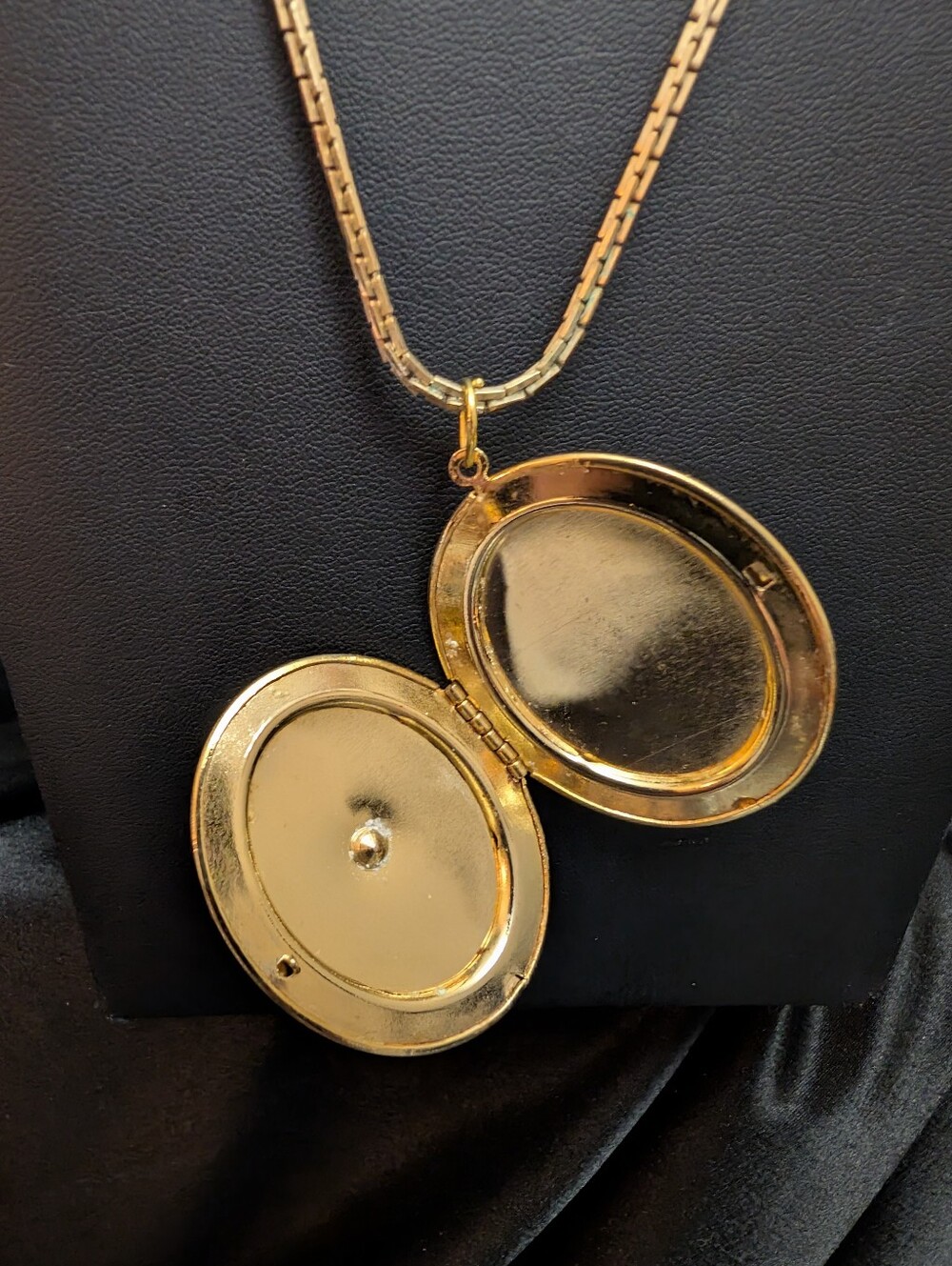 #2. Vintage Gold Necklace With Large Locket - Picture 3 of 3